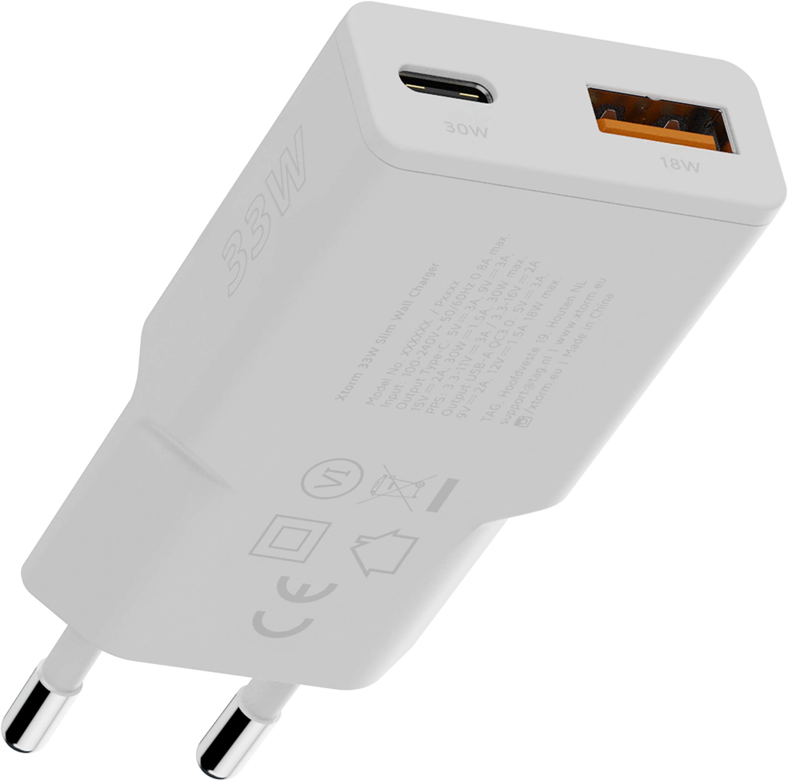 Un caricatore da muro bianco Xtorm da 33W con una porta USB-C e una USB-A.