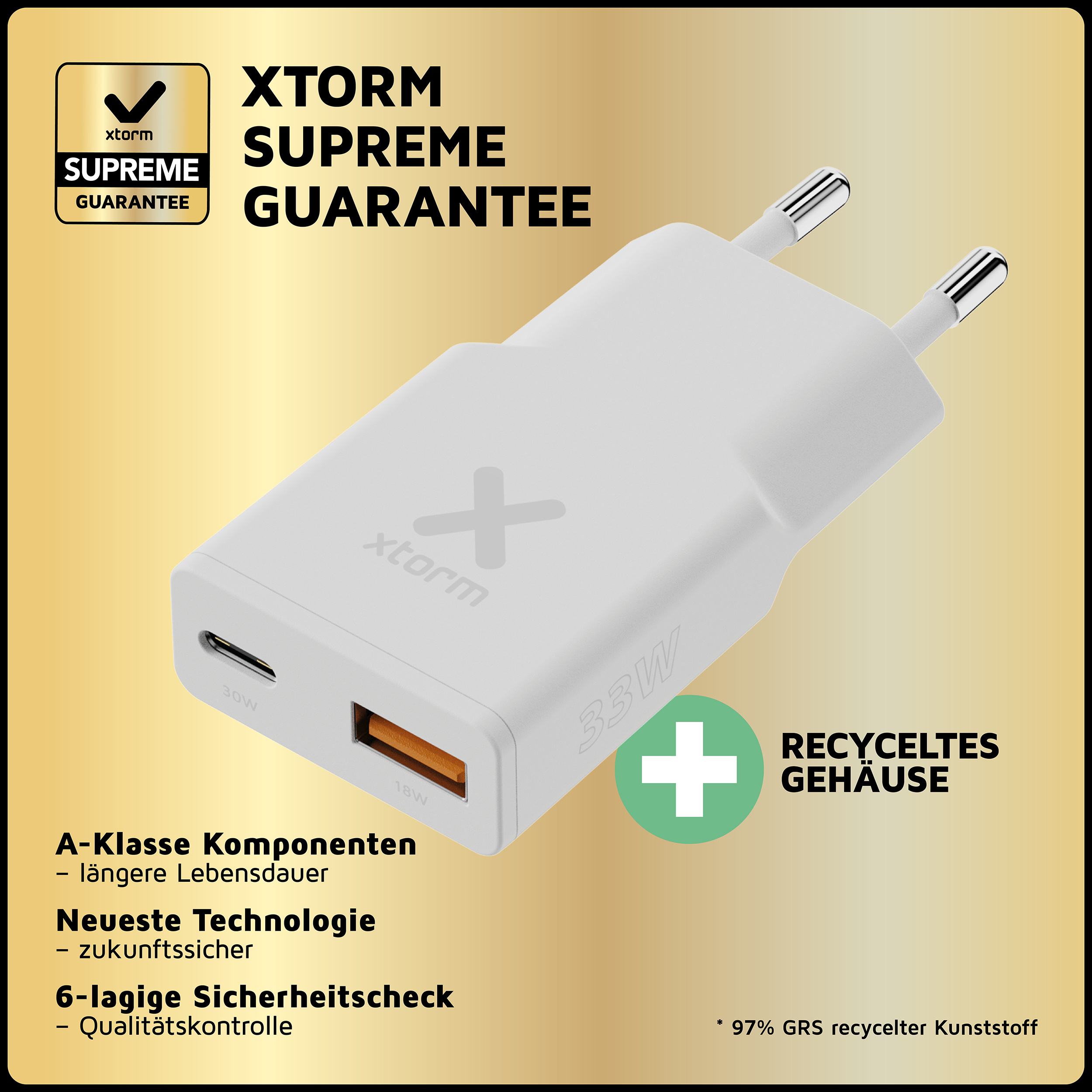 Caricatore bianco XTORM con porte USB-C e USB-A. Ha una potenza di 33W.