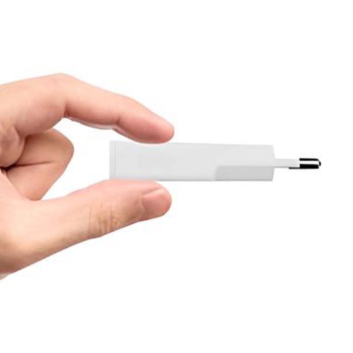 Una mano tiene un piccolo oggetto bianco con un connettore nero a forma di U.