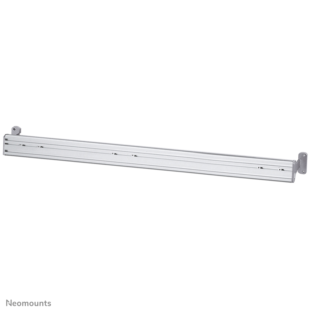Eine lange, silberne Aluminiumstange mit zwei Halterungen an den Enden, die an einer Wand befestigt ist.