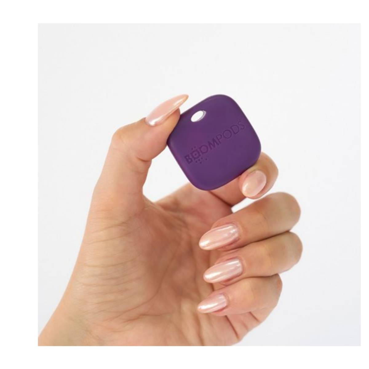 Una mano tiene un oggetto quadrato viola con 