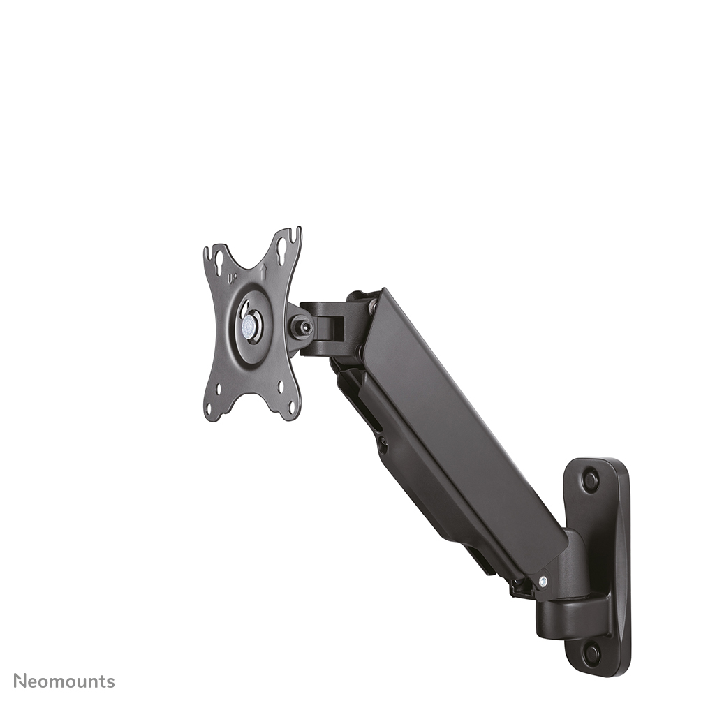 Een zwarte metalen monitorarm gemonteerd aan een muur.