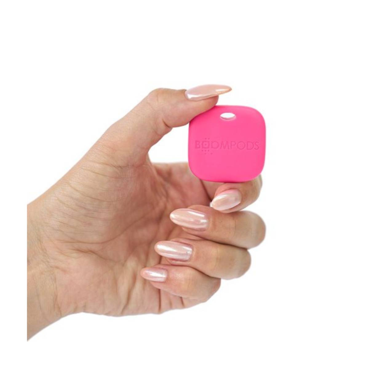 Una mano tiene un piccolo dispositivo quadrato rosa con il testo BOOMPODS visibile.
