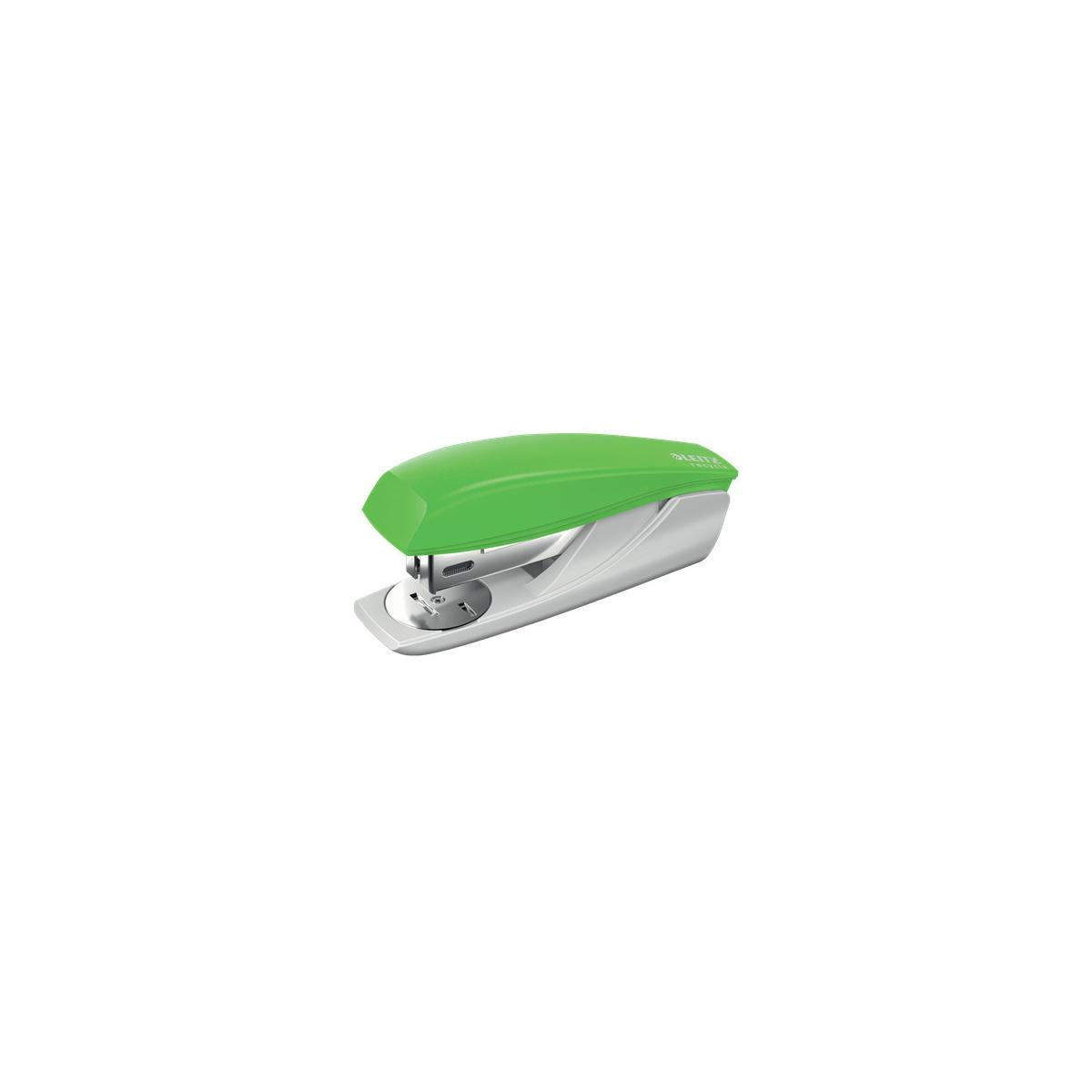 Una pinzatrice verde e argento è mostrata su sfondo bianco.
