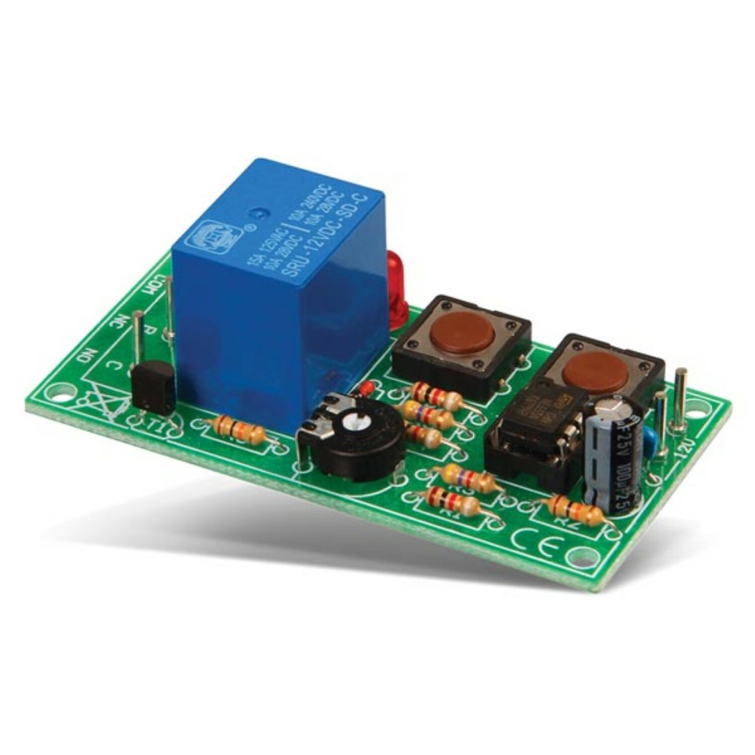 Una scheda verde con relè blu, LED rossa, due pulsanti, resistori e un condensatore.