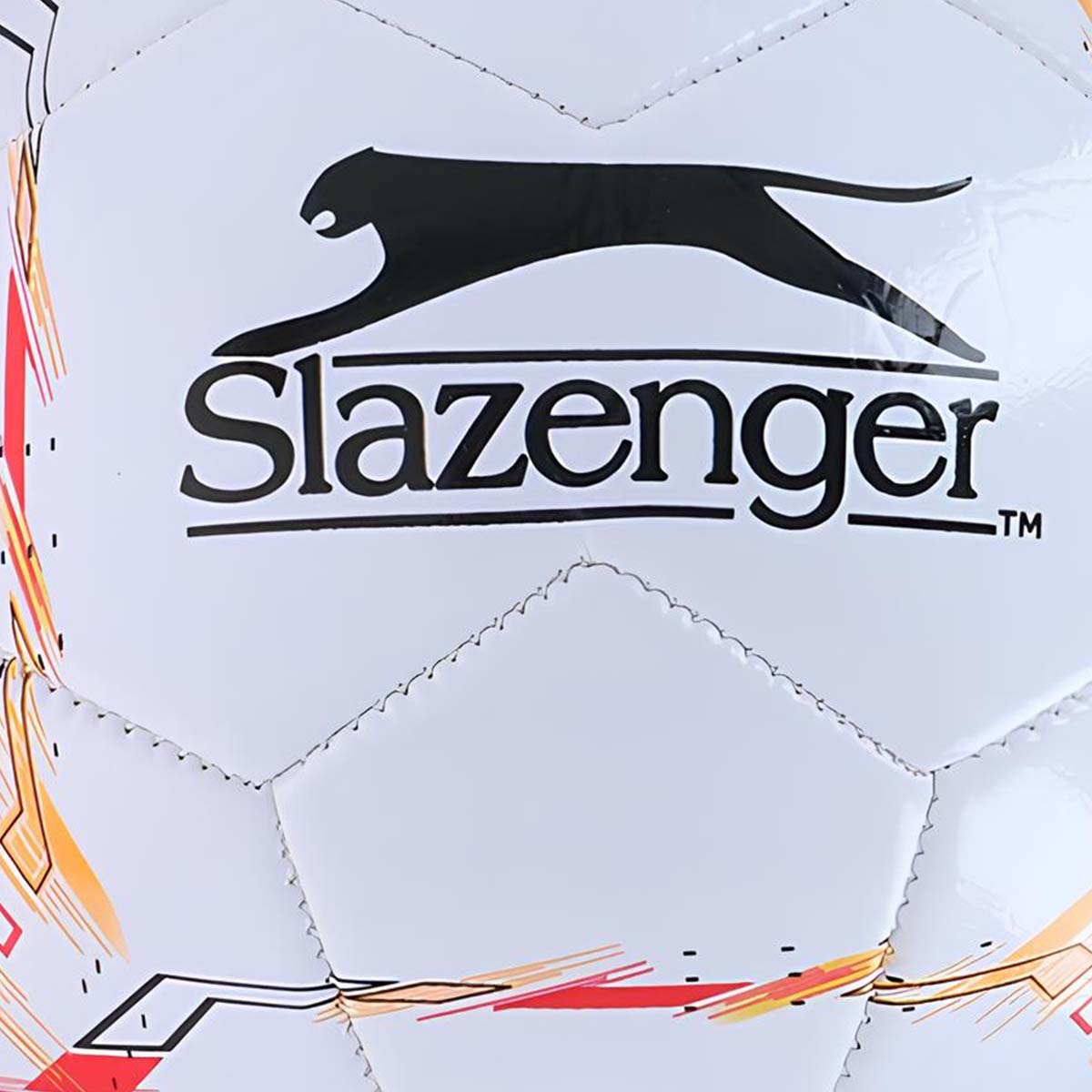 Un pallone da calcio bianco con il logo nero Slazenger e linee astratte colorate.