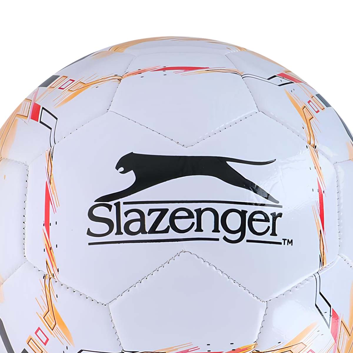 Un pallone da calcio bianco con il logo nero Slazenger e accenti arancioni e rossi.
