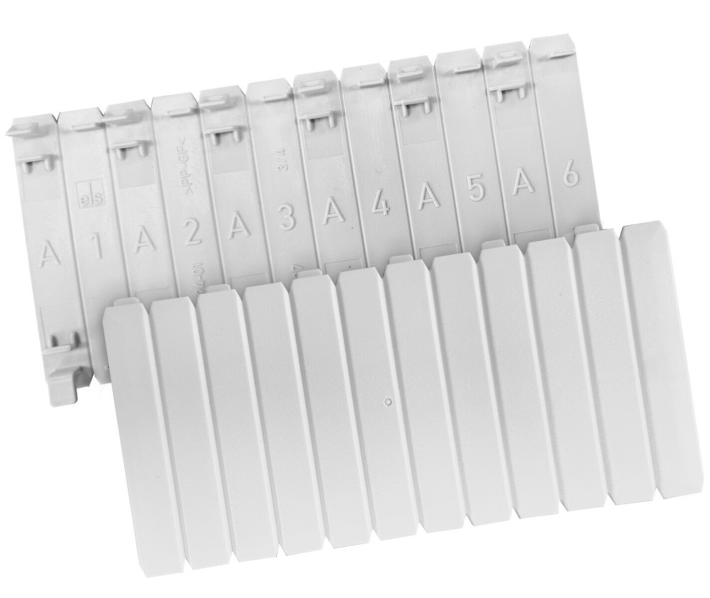 Segnacavo in plastica bianca etichettati A1, A2, A3, A4, A5, A6 sono disposti in due file.