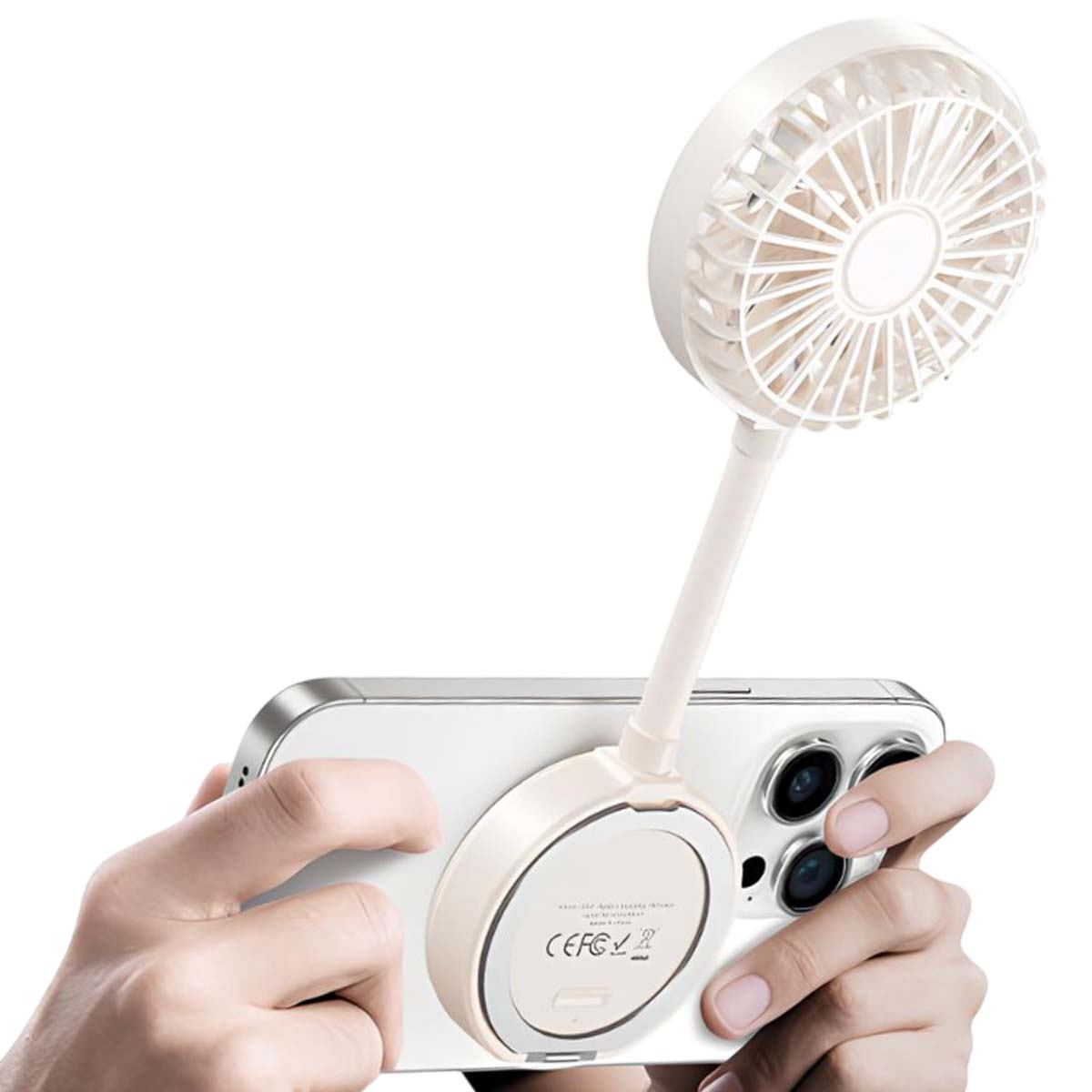 Hände halten ein weißes iPhone mit einem cremefarbenen Ventilator auf der Rückseite.