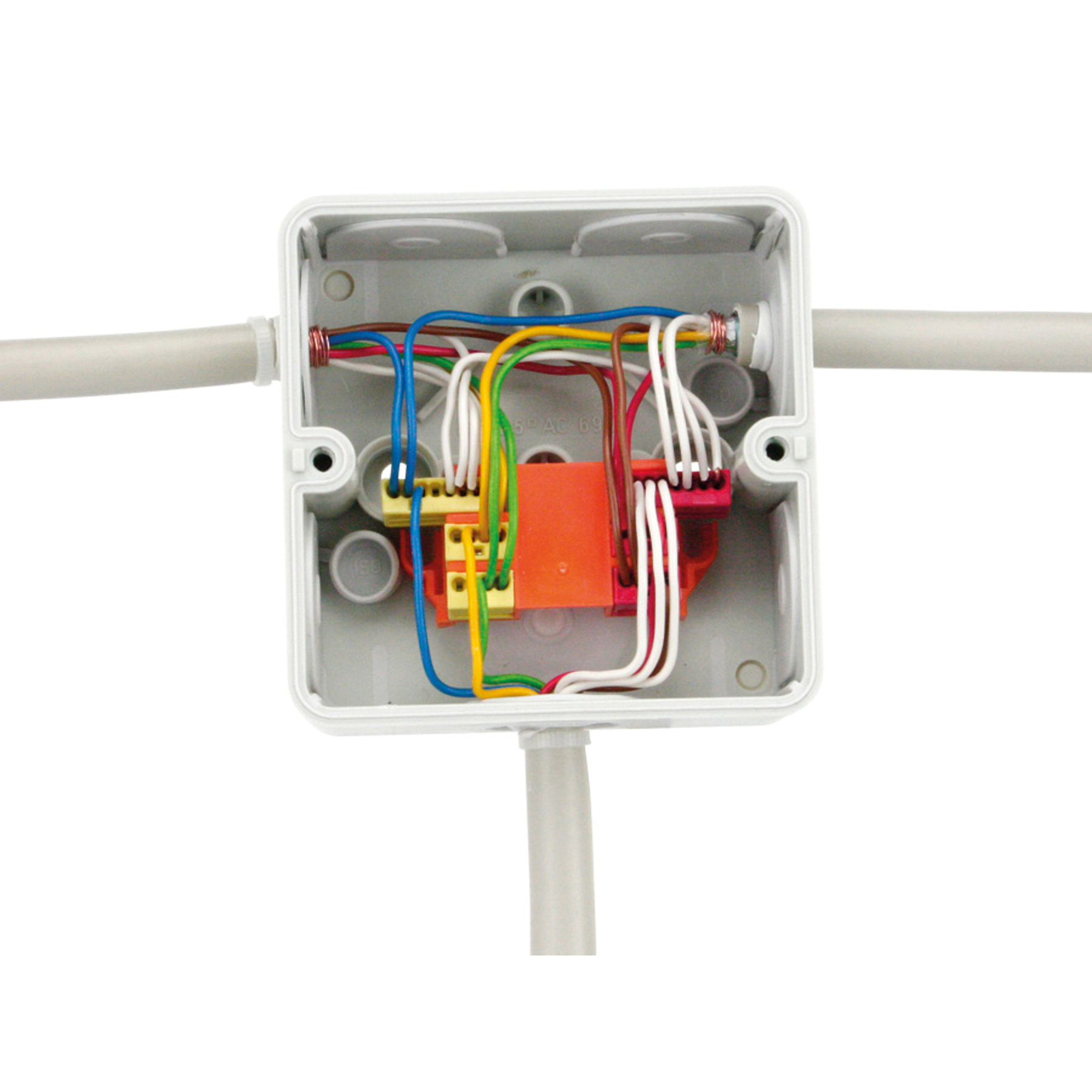 Offener Verteilerkasten mit bunten Drähten an Klemmen. Weiße Kabel gehen von Seiten und unten rein.
