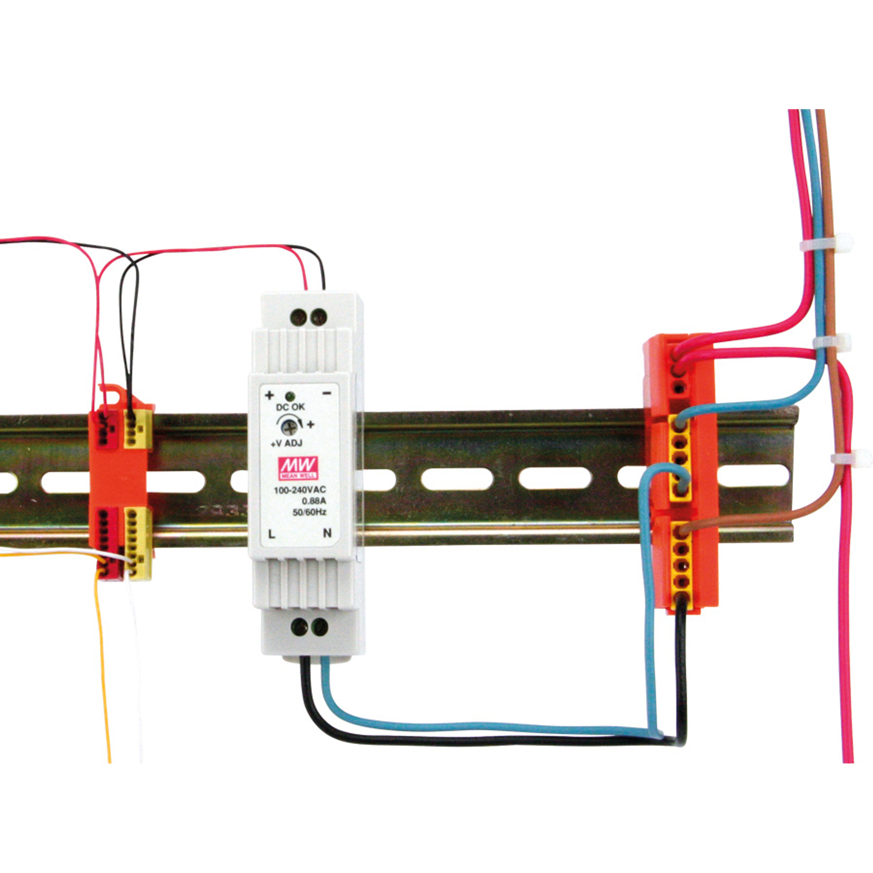 Elektrische Komponenten auf einer Hutschiene montiert, mit Kabeln verbunden.