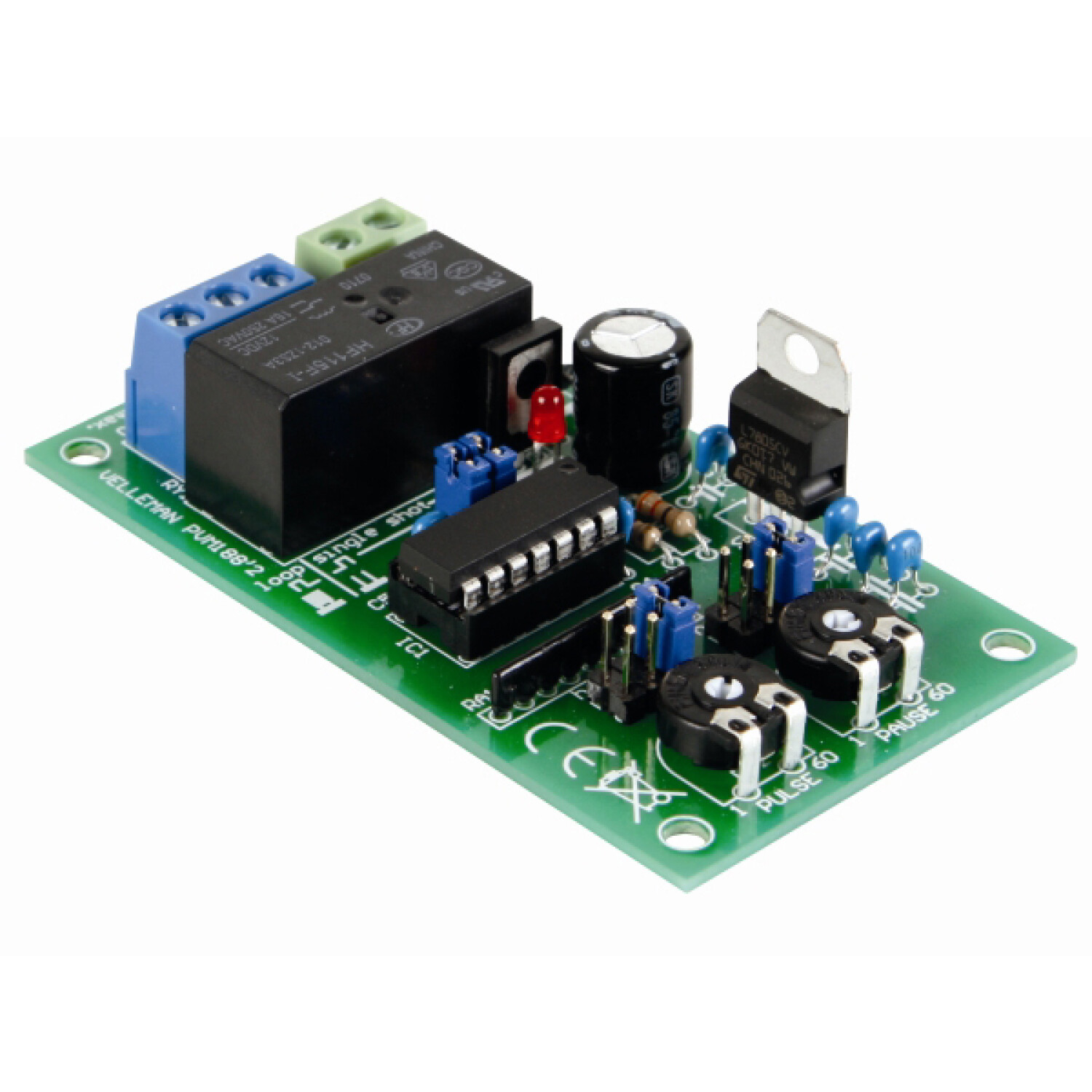Una scheda a circuito stampato verde con relè nero, condensatore, chip IC e potenziometri.