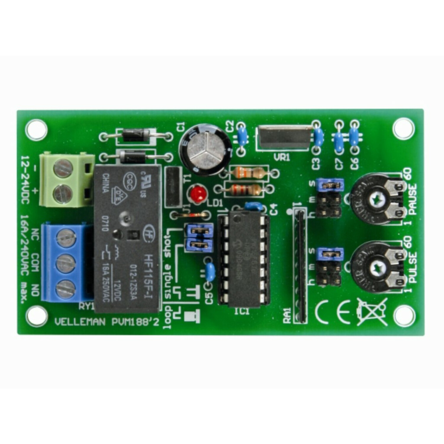 Scheda verde con componenti elettronici, tra cui relè, chip IC, condensatori e potenziometri.