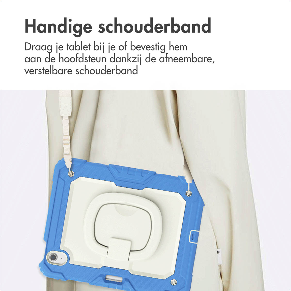 Custodia blu per tablet con supporto bianco e cinturino beige, indossata sopra una giacca color crema.