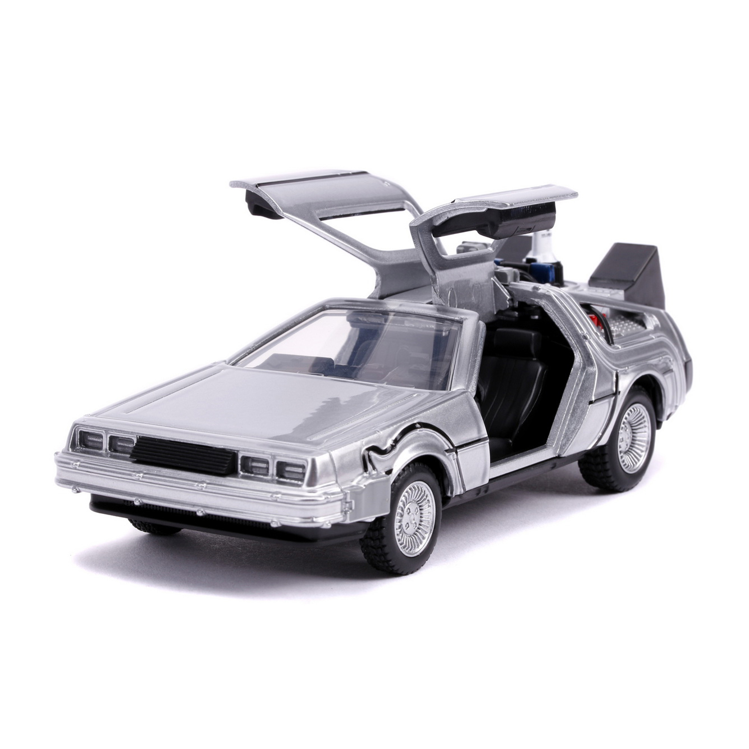 Coche de juguete DeLorean plateado con puertas de ala de gaviota abiertas, sobre fondo blanco.