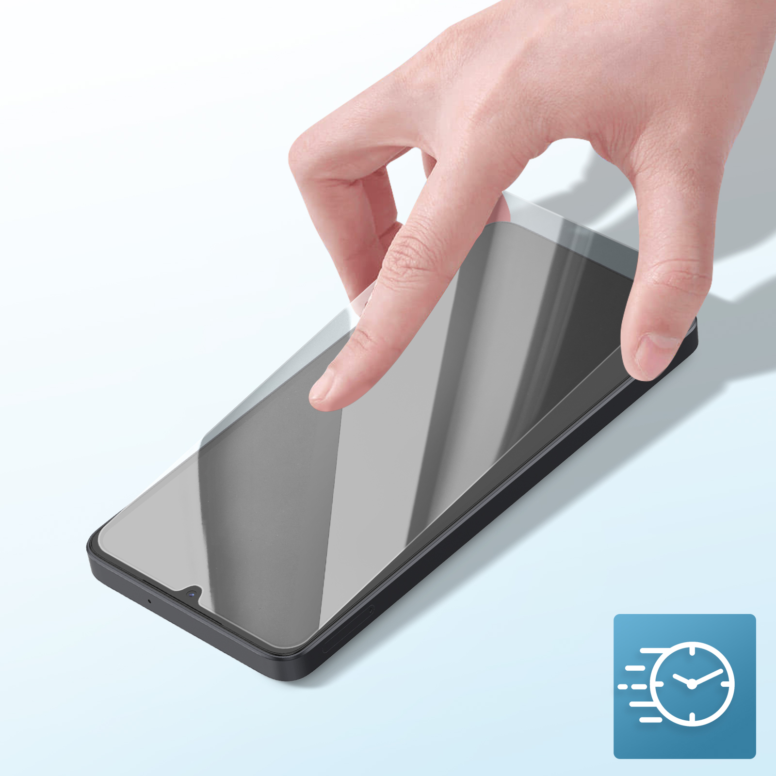 Een hand brengt voorzichtig een schermprotector aan op een donkere smartphone. Een klokpictogram staat in de hoek.