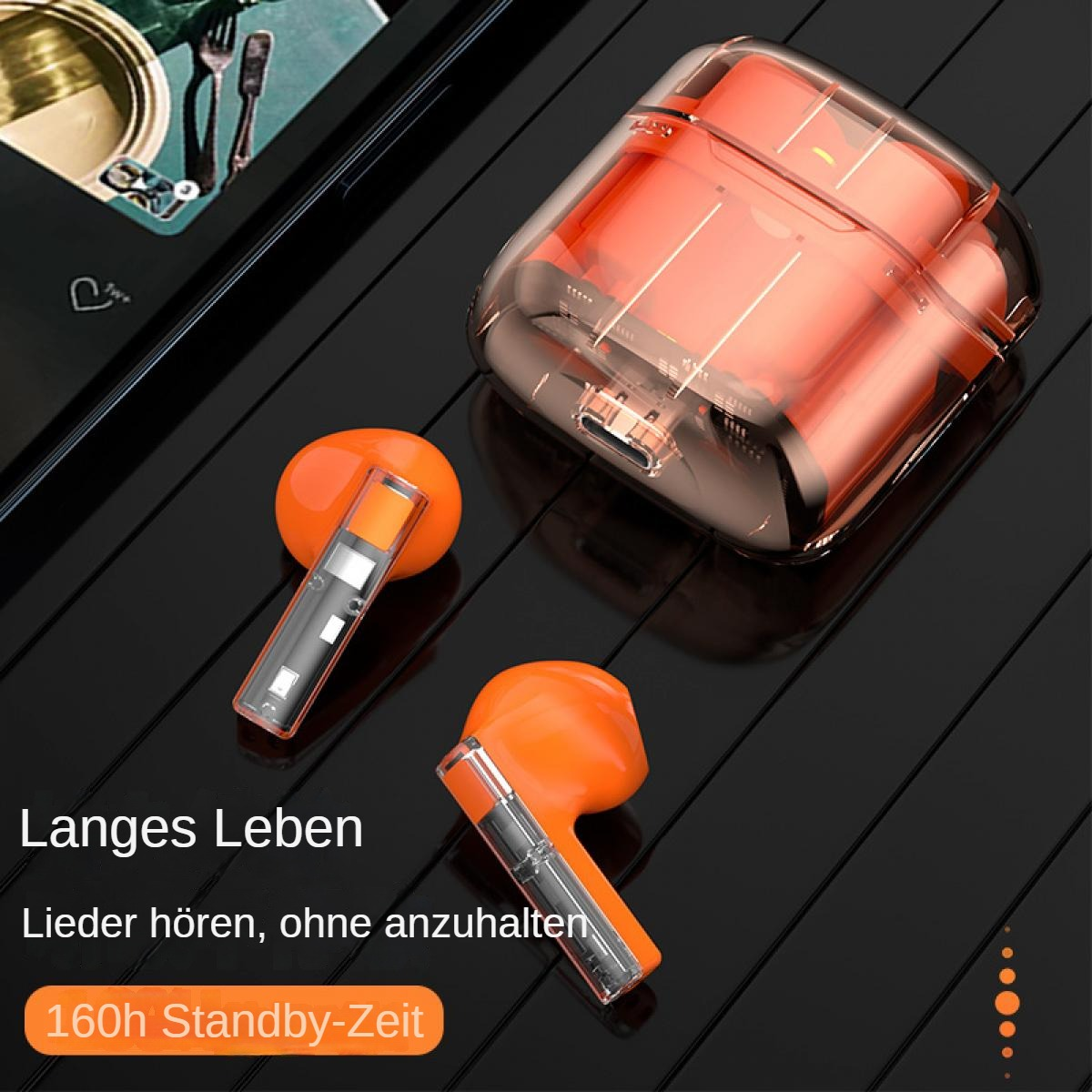 Orange kabellose Ohrhörer und Hülle auf schwarzer reflektierender Oberfläche. Text: 'Langes Leben'.
