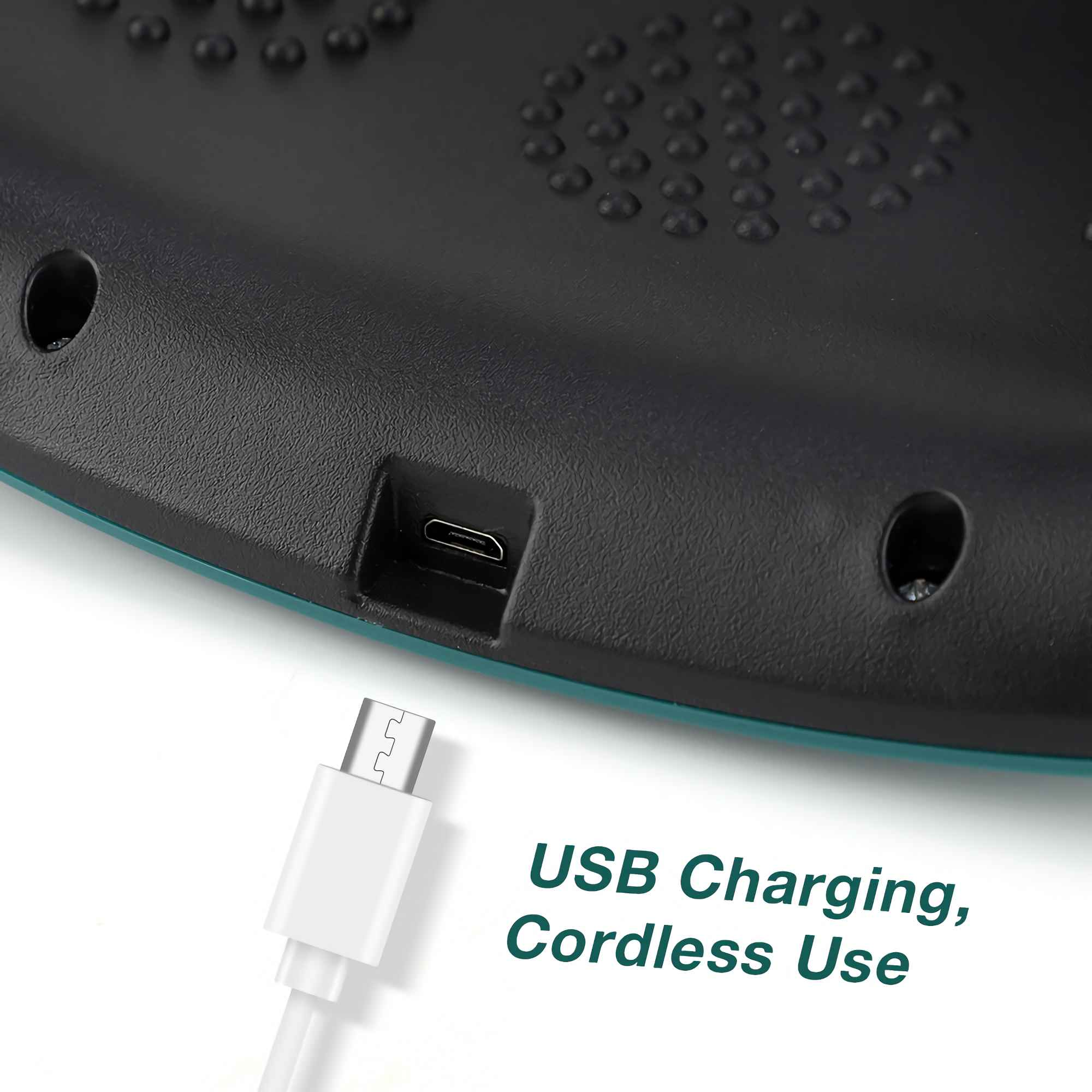 Nahaufnahme eines USB-C-Anschlusses mit einem weißen Kabel daneben.