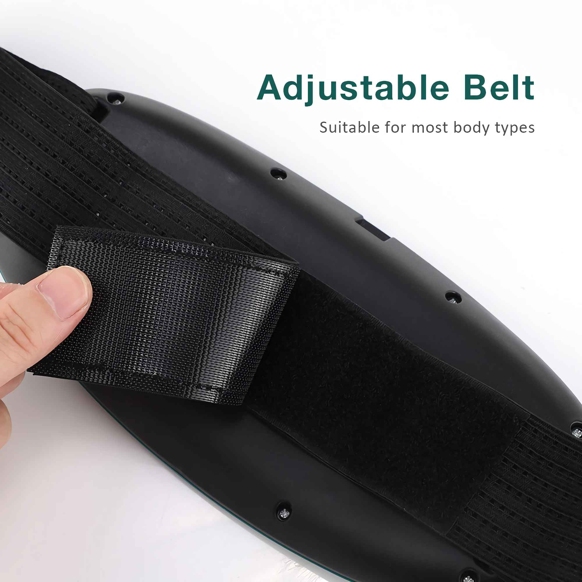 Eine Hand stellt einen schwarzen, verstellbaren Gürtel mit Klettverschluss an einem schwarzen Gerät ein. Text: 'Adjustable Belt'.