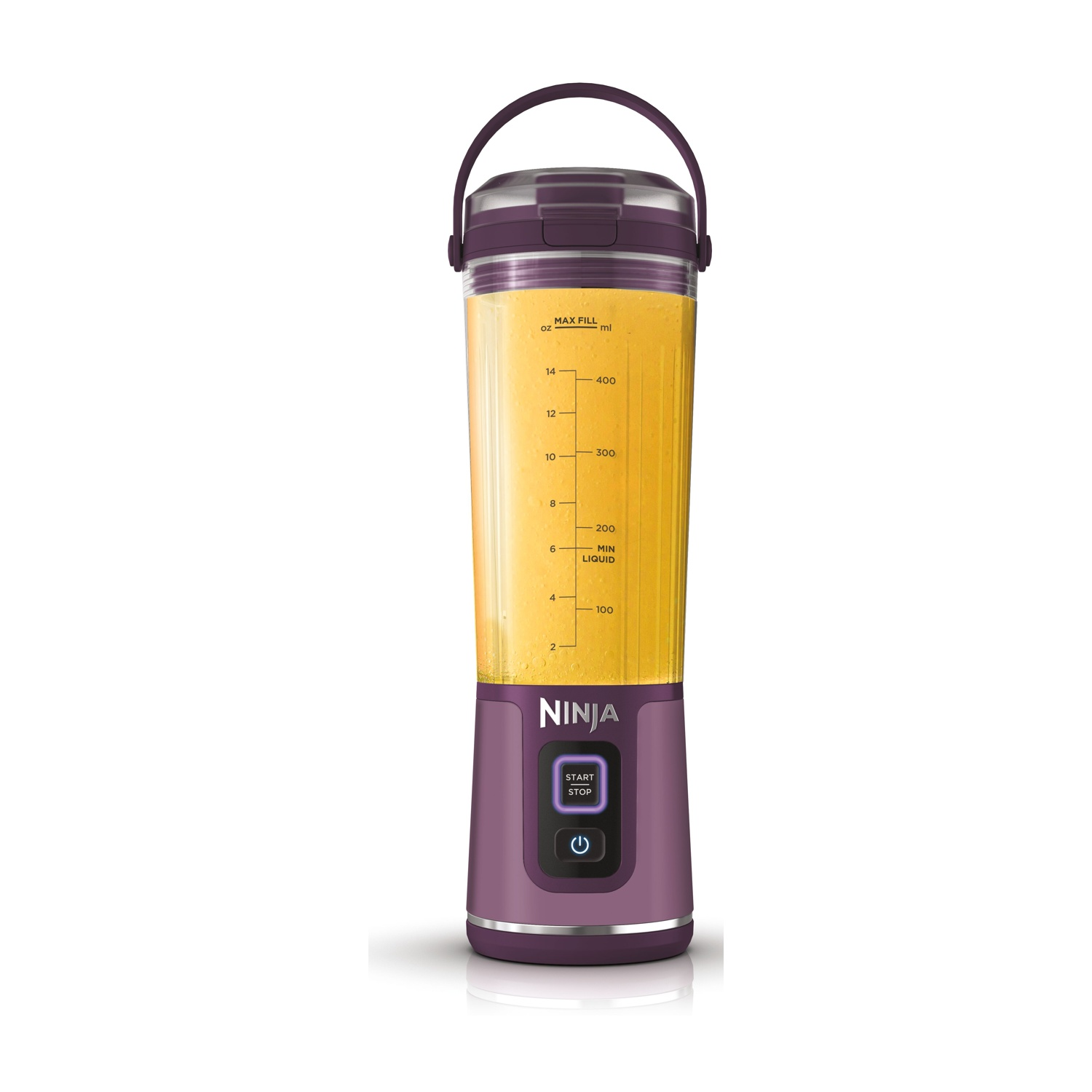 Fioletowy blender Ninja z żółtym smoothie, miarki w uncjach i ml.
