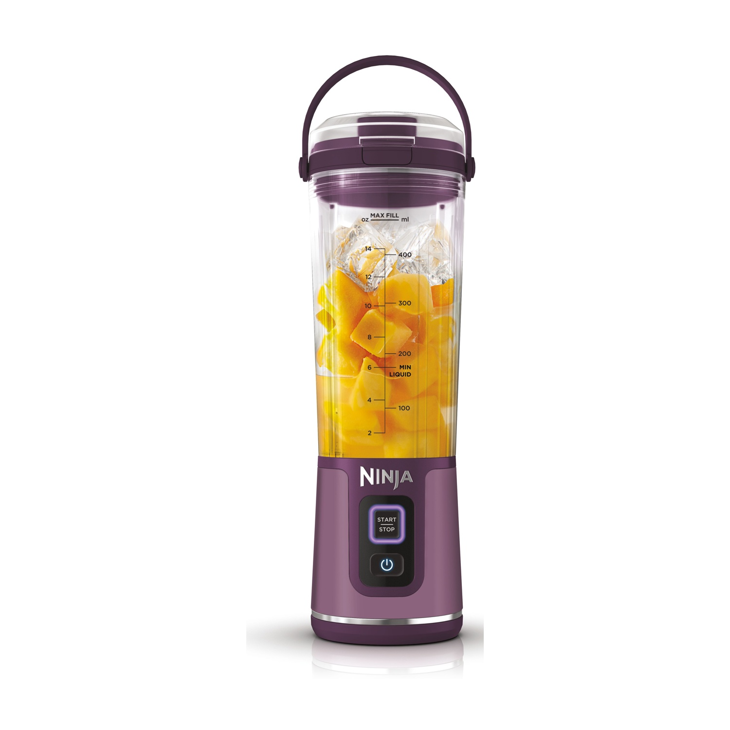 Fioletowy blender przenośny Ninja z lodem i kawałkami mango. Białe tło.