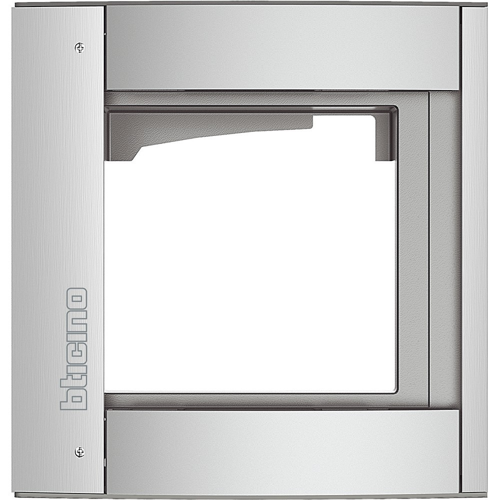 Cornice in metallo spazzolato con logo 'bticino' a sinistra. Centro bianco.