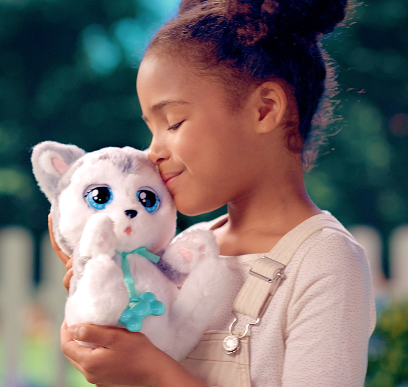Ein Mädchen umarmt ein Plüsch-Husky-Spielzeug mit blauen Augen. Sie schließt die Augen vor Zuneigung.