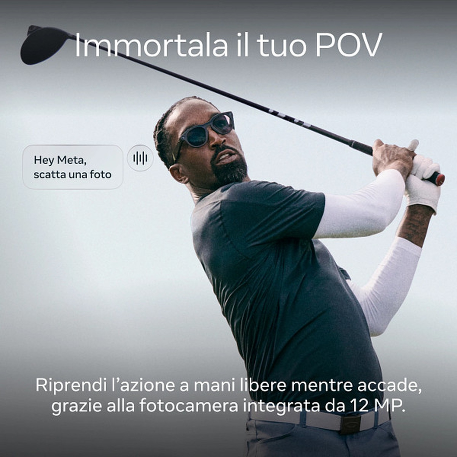 Un uomo con occhiali da sole fa uno swing da golf. Comando vocale: "Hey Meta, scatta una foto."