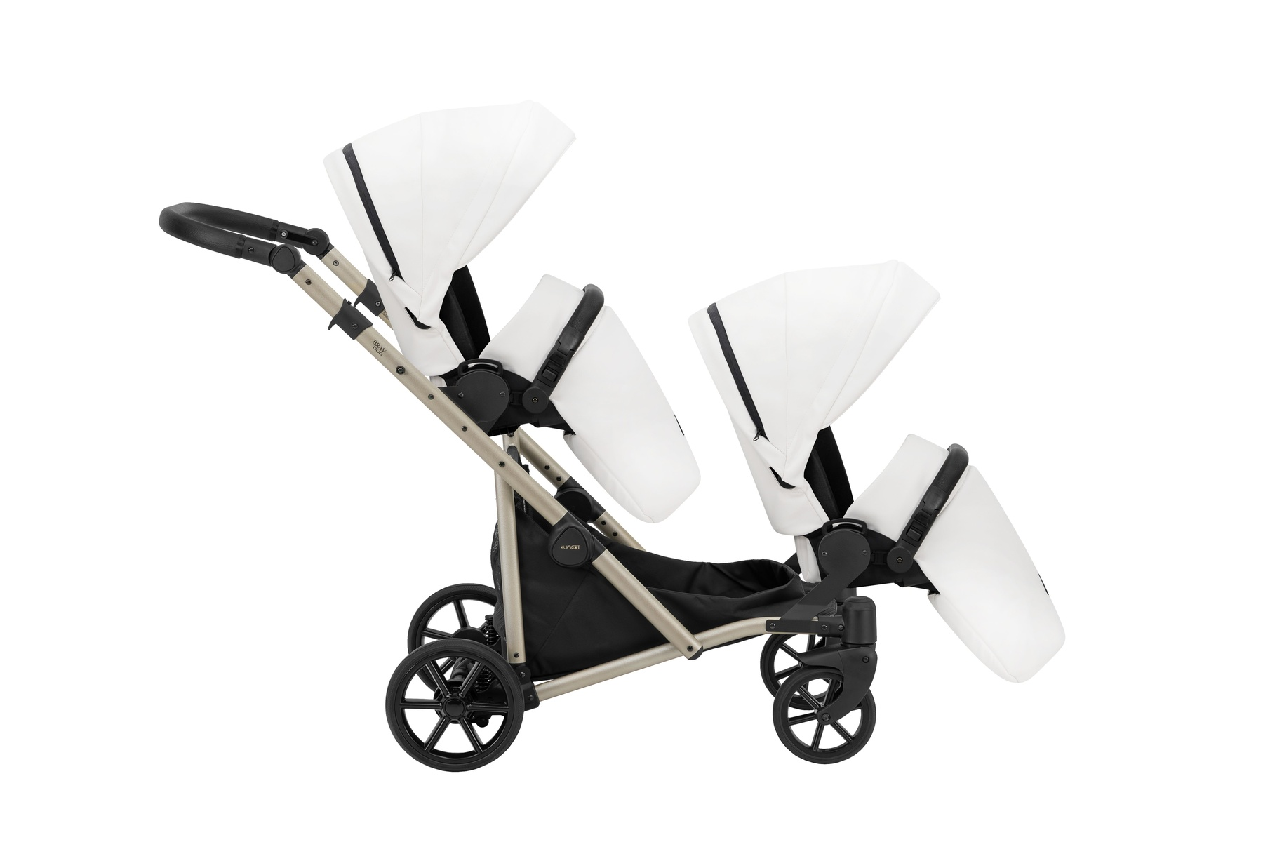 Ein weißer Kinderwagen für zwei Babys mit schwarzem Griff und Rädern.