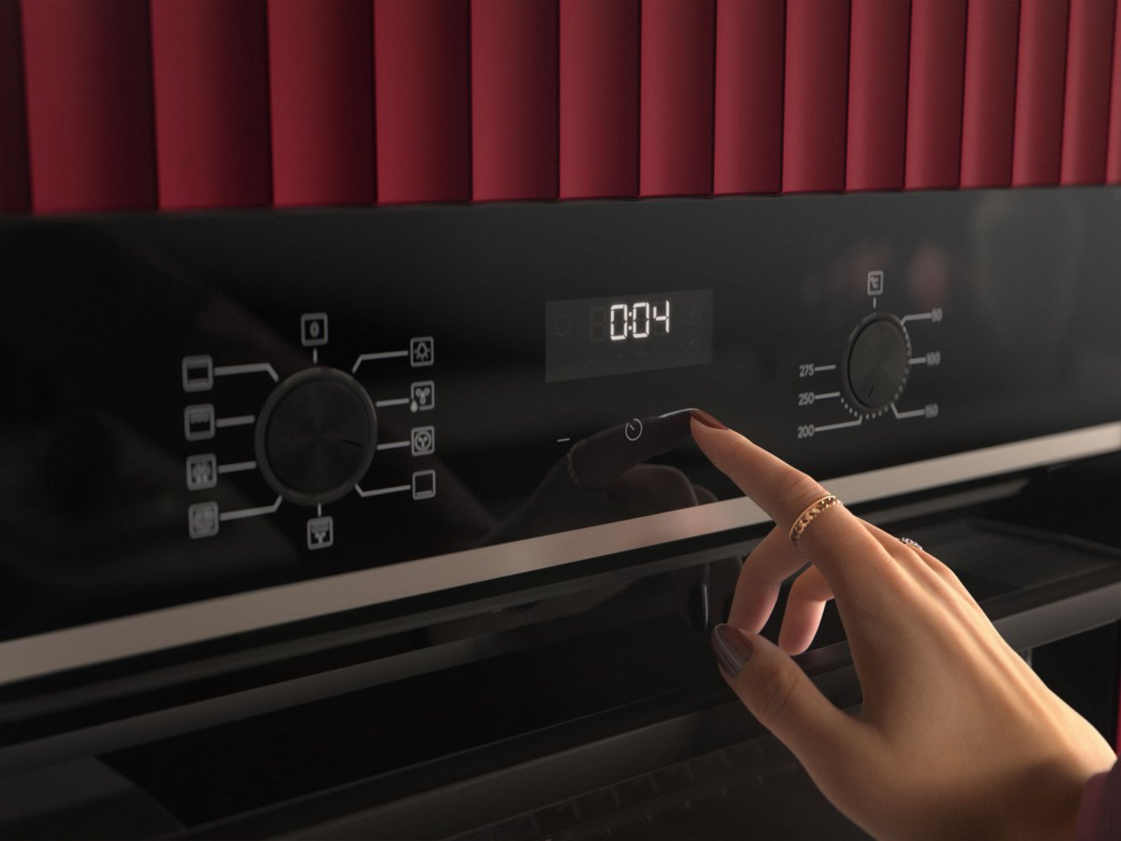 Een hand met ringen drukt op een knop van een zwarte oven met een digitaal display dat 0:04 toont.