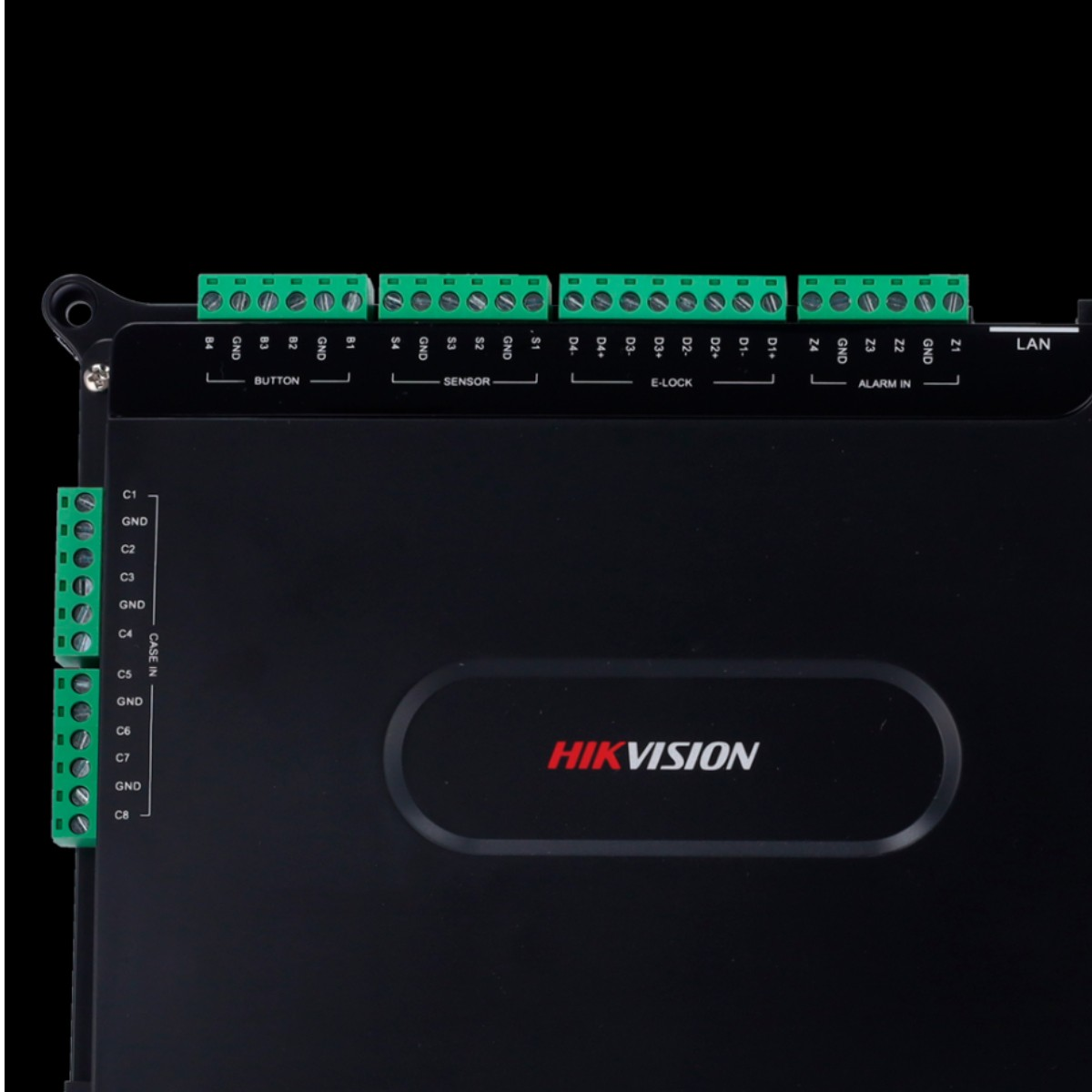 Dispositivo Hikvision negro con terminales de entrada verdes etiquetados Botón, Sensor, E-Lock, Alarma y LAN.