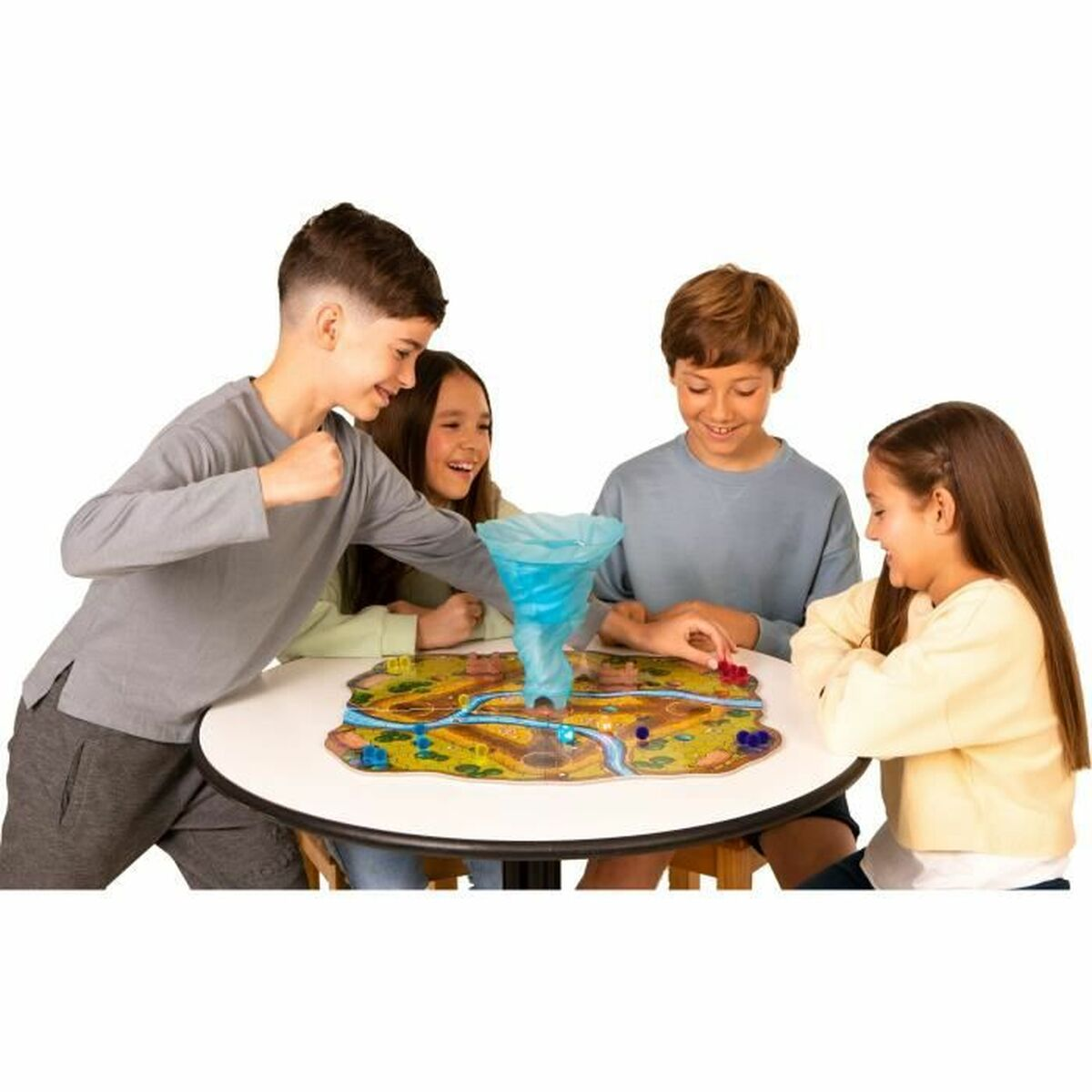 Cuatro niños juegan un juego de mesa con un tornado azul en el centro.
