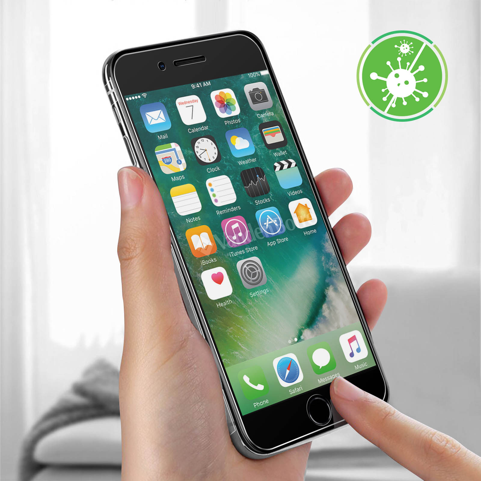 Una mano tiene uno smartphone con icone di app. Un'icona verde a forma di virus è in alto a destra.