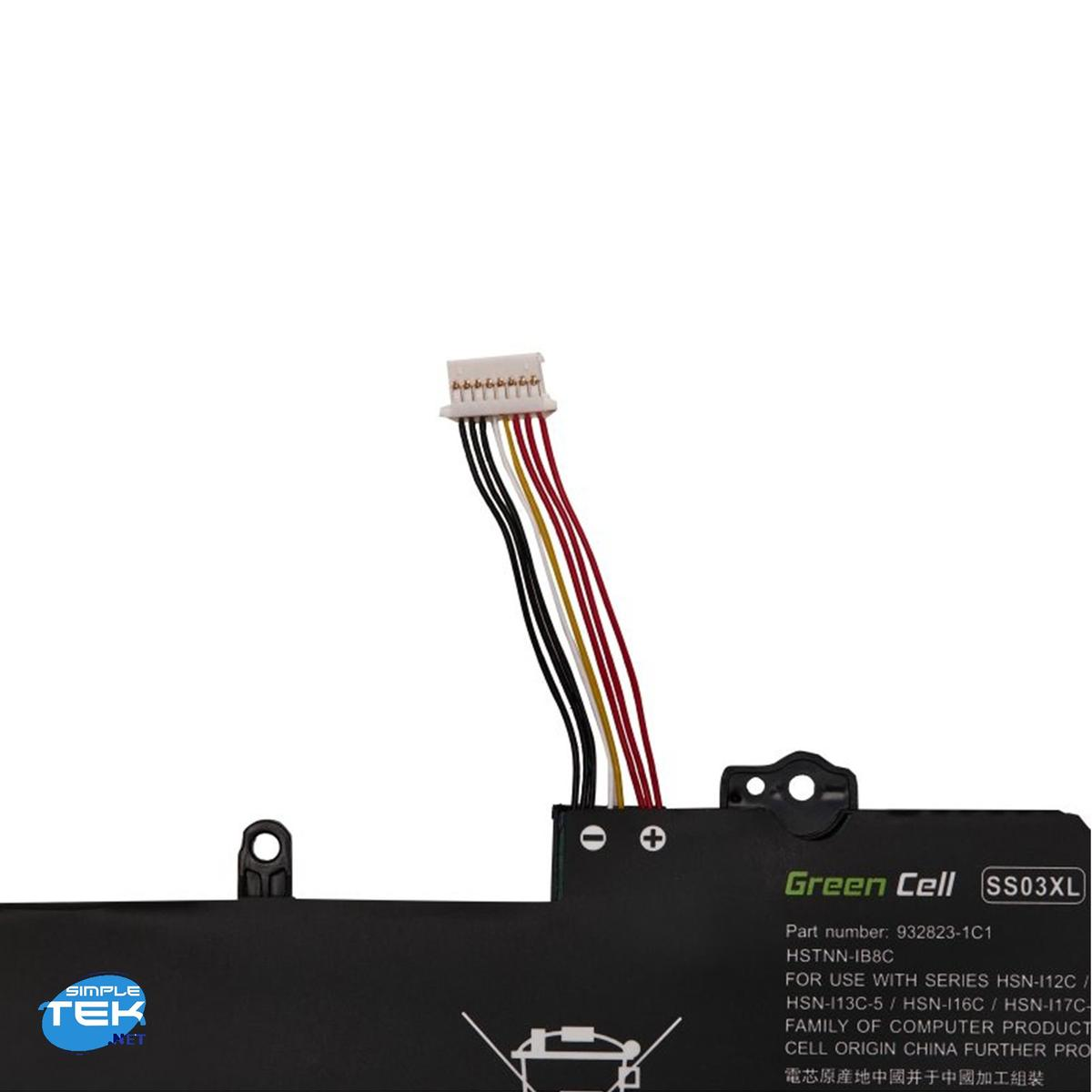 Una batteria con connettore bianco e fili colorati, etichettata "Green Cell SS03XL".