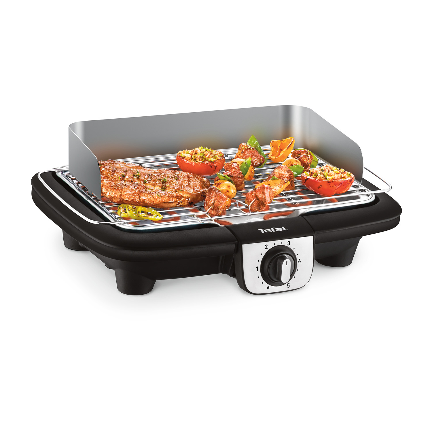 Czarny grill elektryczny z metalową osłoną przeciwwiatrową, grillujący steka, szaszłyki i faszerowane pomidory.
