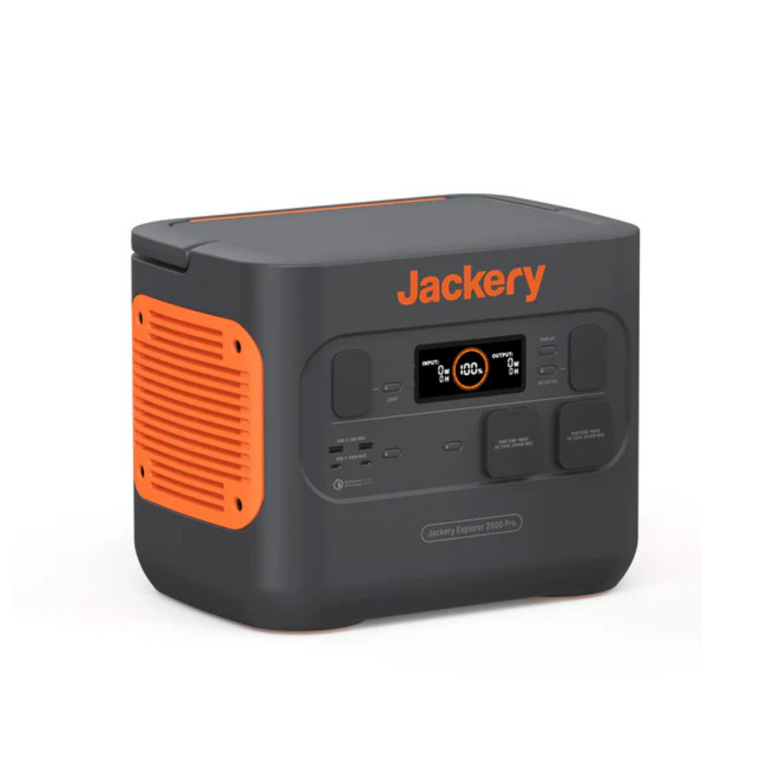 Graue tragbare Jackery Explorer 2000 Pro Powerstation mit orangefarbenen Akzenten und Digitalanzeige.