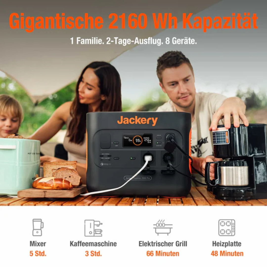 Familie nutzt Jackery-Stromversorgung im Freien. Kaffeemaschine, Brot und Mixer sichtbar.
