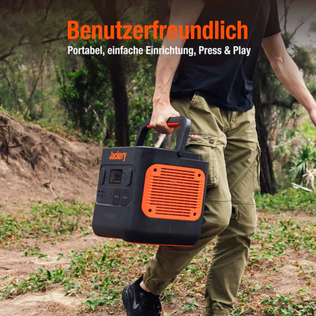 Eine Person geht im Freien und trägt eine tragbare Powerstation mit orangefarbenem Gitter.