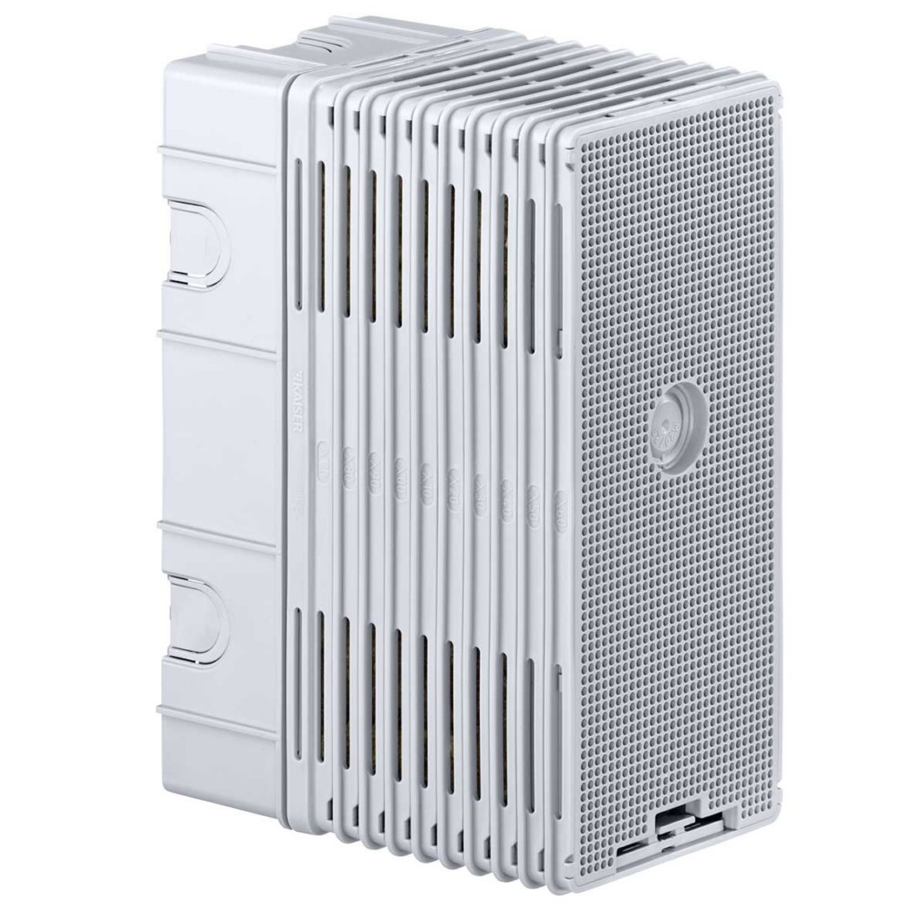Un dispositivo rettangolare bianco con fessure verticali e pannello frontale perforato.