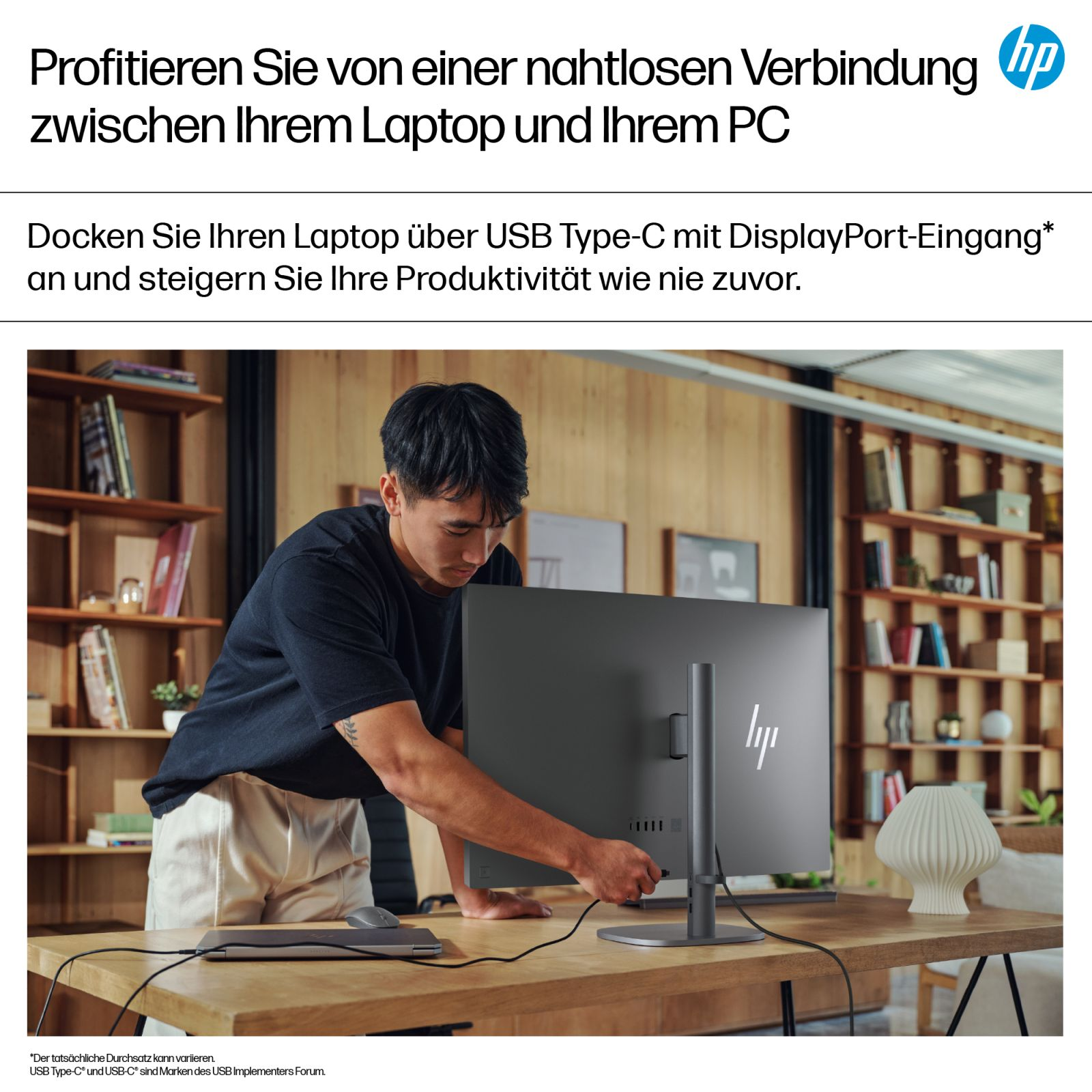 Mężczyzna podłącza laptop do monitora przez USB-C. Półka w tle.