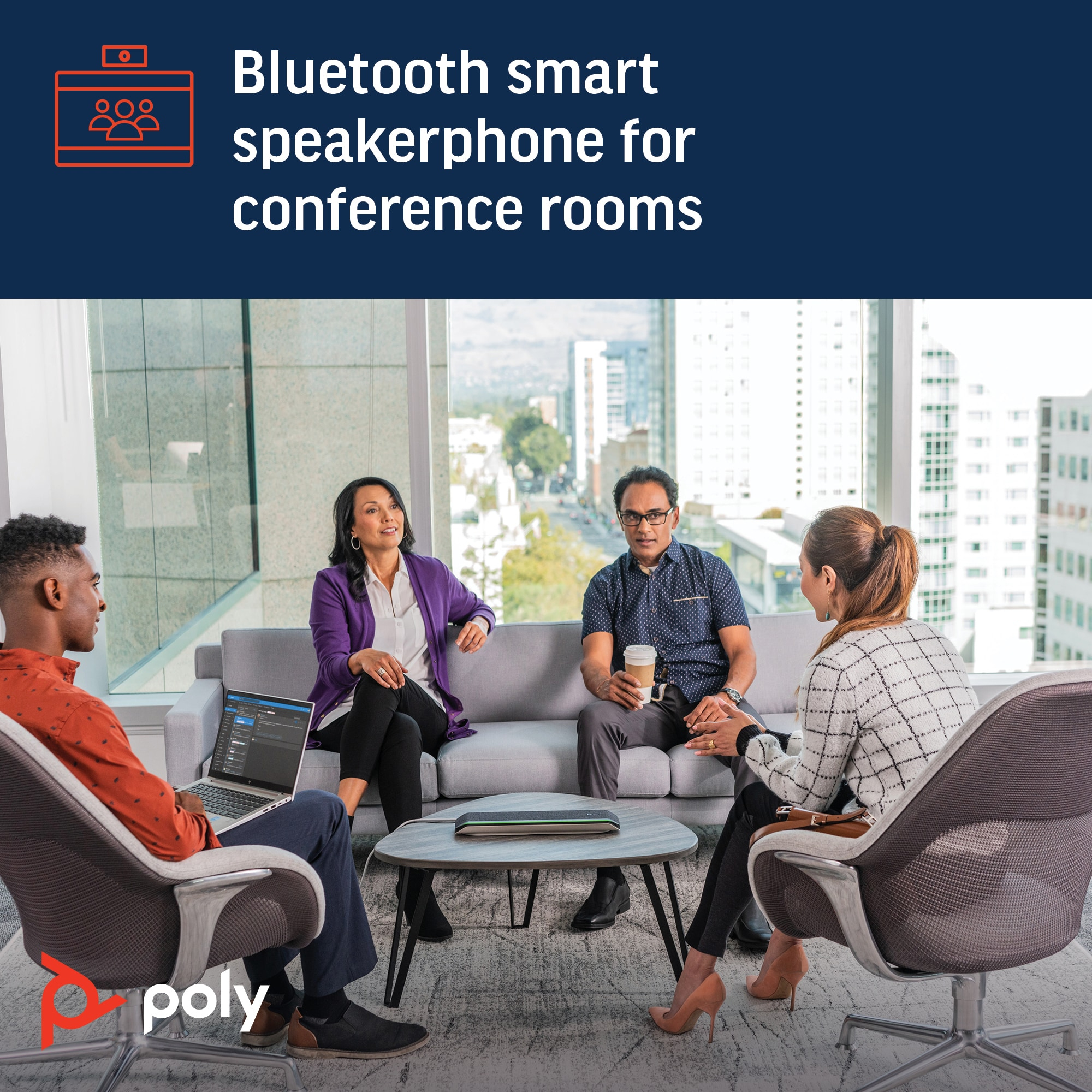 Cuatro personas en una sala de reuniones moderna, discutiendo alrededor de una mesa con un altavoz Poly.