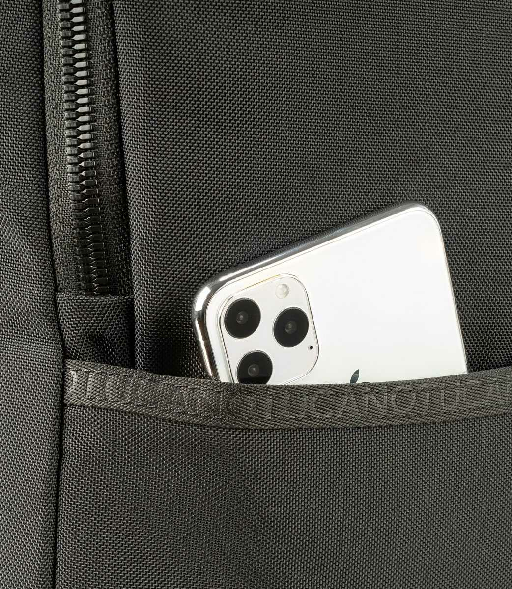 Ein silbernes Smartphone mit Dreifachkamera steckt in der schwarzen Tasche einer Tasche.