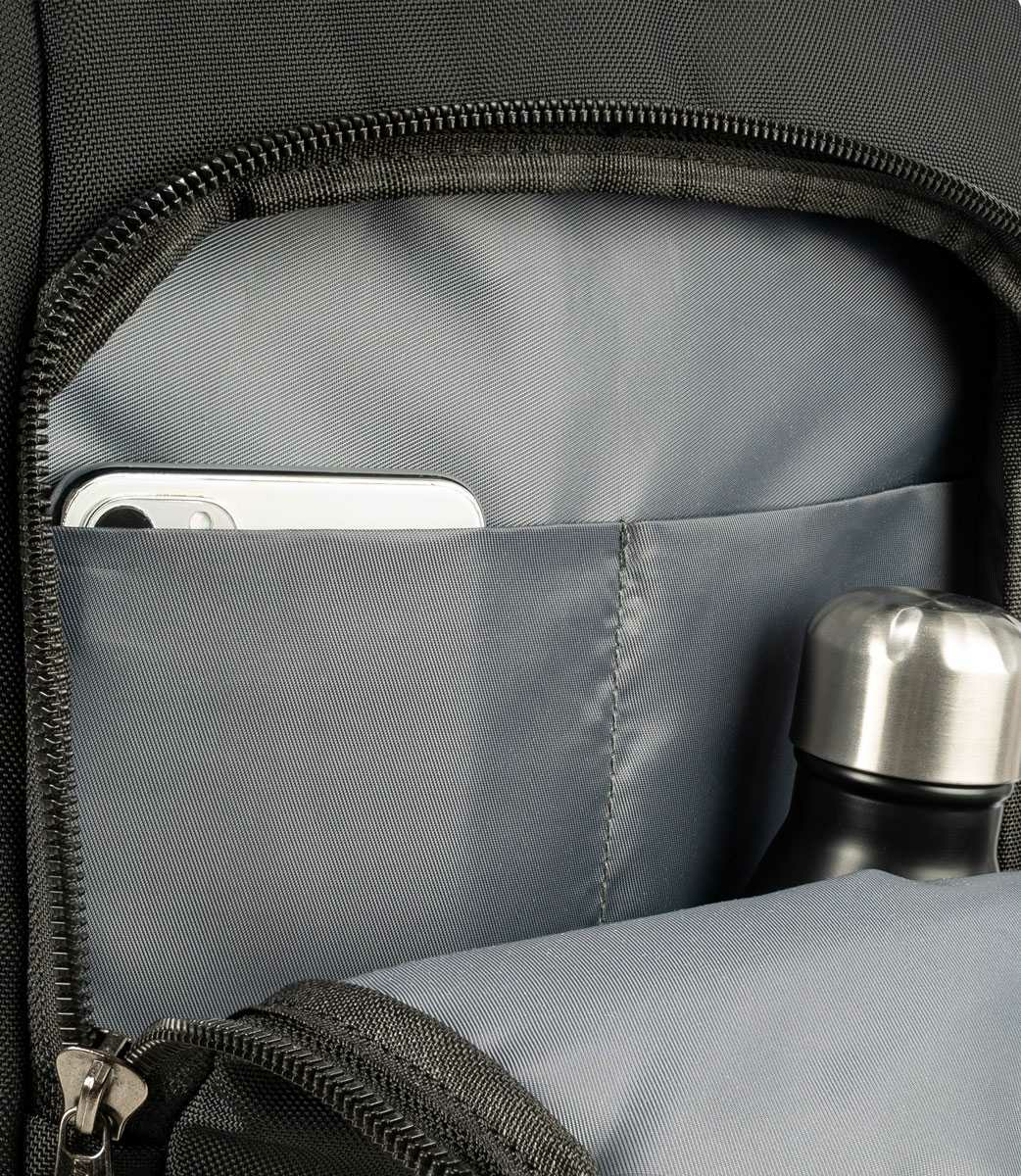 Im Inneren eines schwarzen Rucksacks befindet sich ein silbernes Handy in einer Tasche. Daneben steht eine Metallwasserflasche.