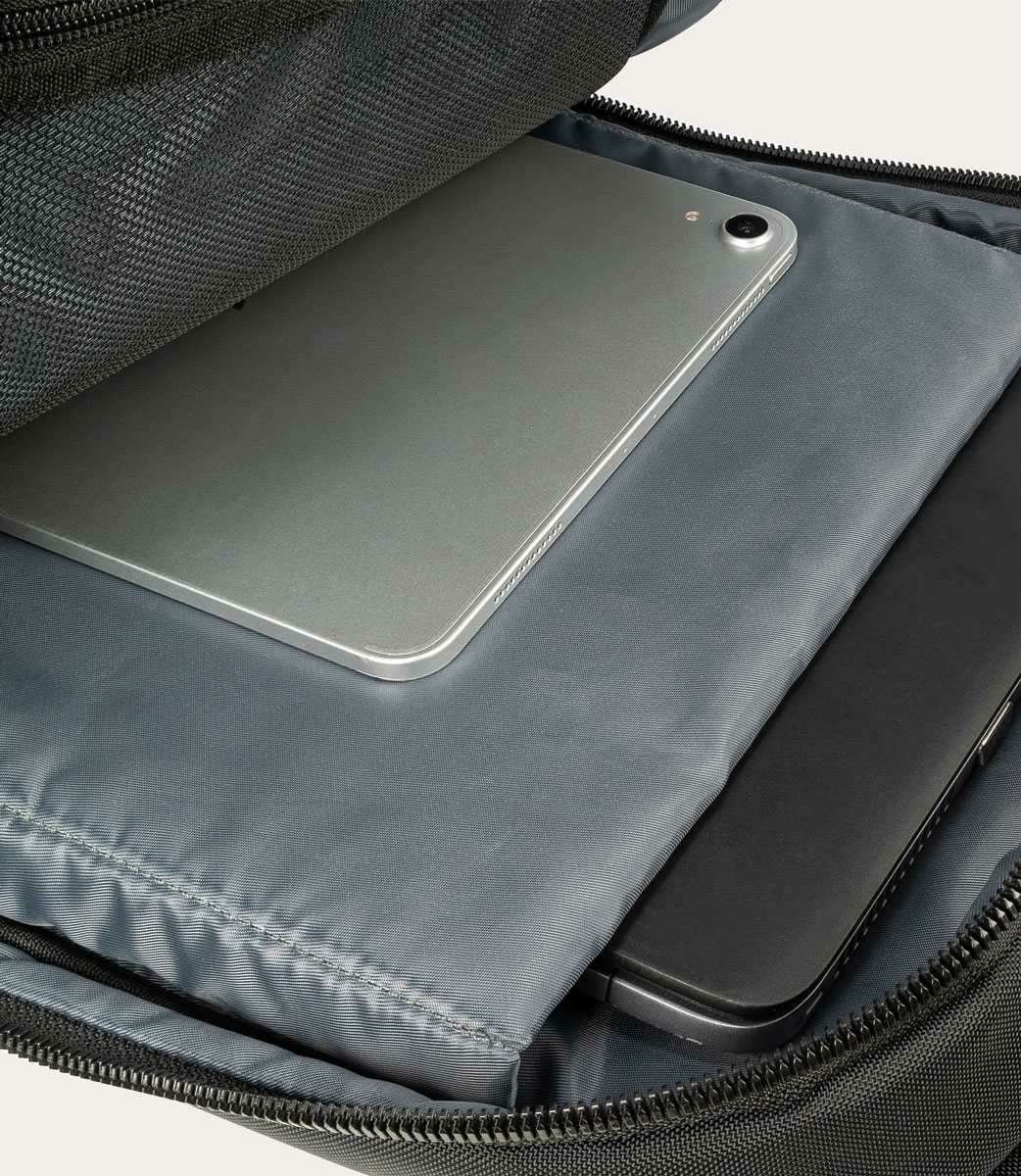 Silbernes Tablet und schwarzes Mobiltelefon in einer schwarzen Tasche.