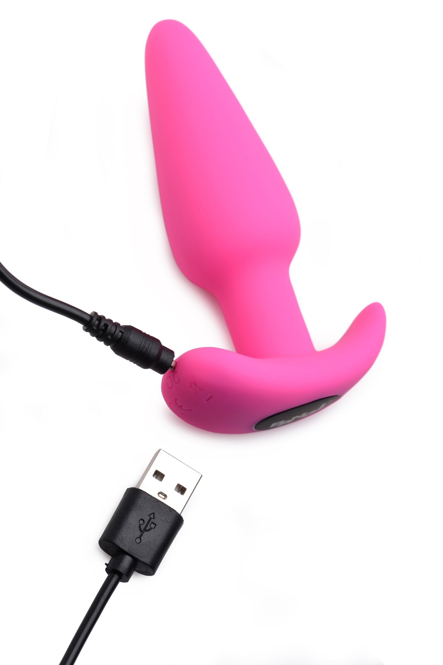 Ein pinker Butt Plug ist auf weißem Hintergrund mit einem USB-Kabel verbunden.