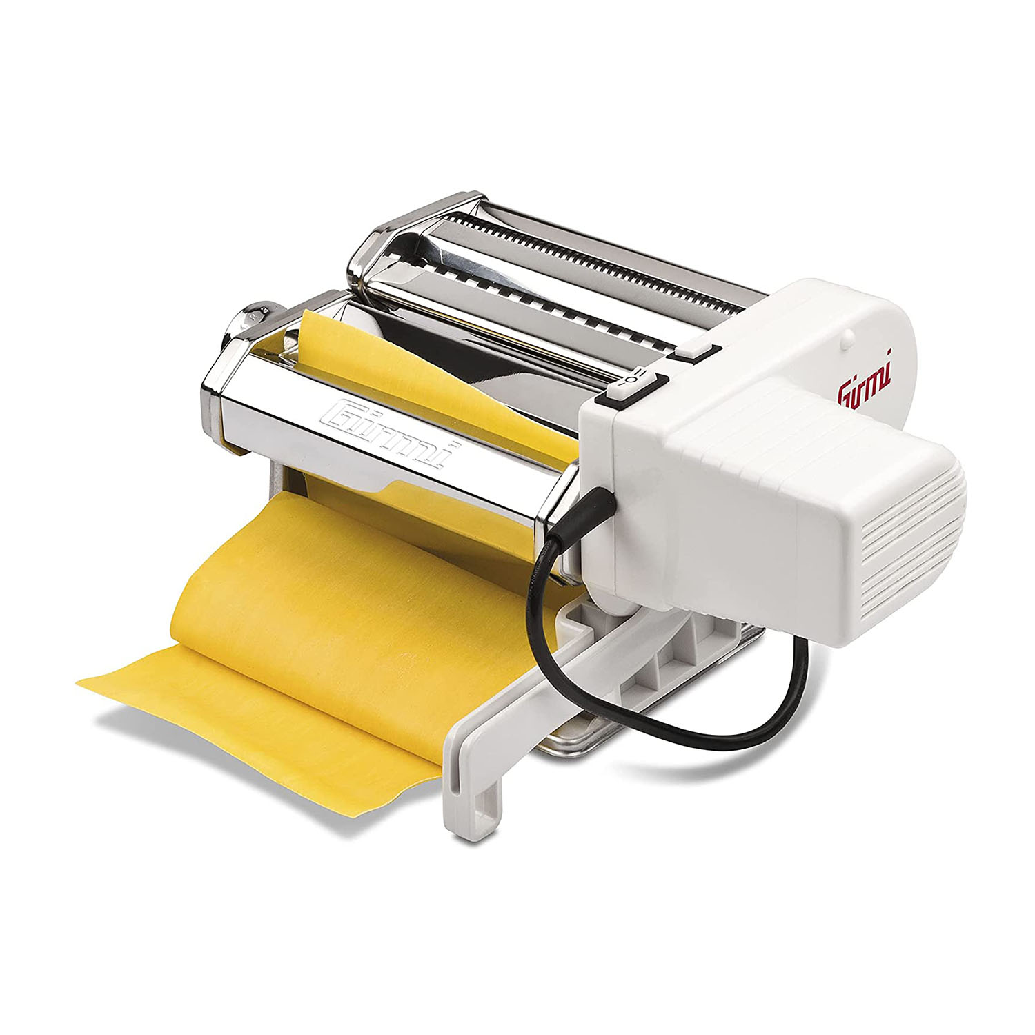Máquina de pasta eléctrica blanca con cuerpo cromado brillante y masa de pasta amarilla.