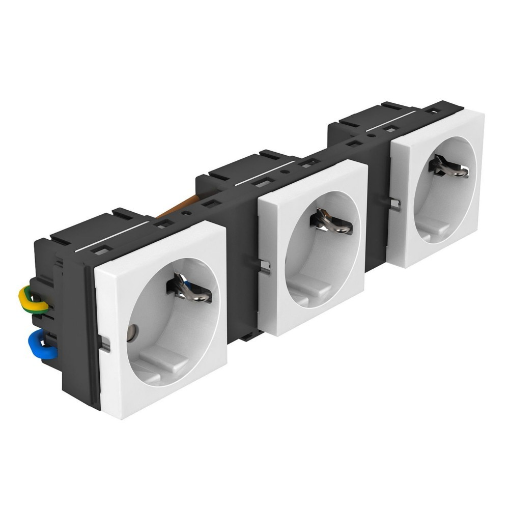 Tre prese elettriche bianche montate su una base nera con cavi visibili.