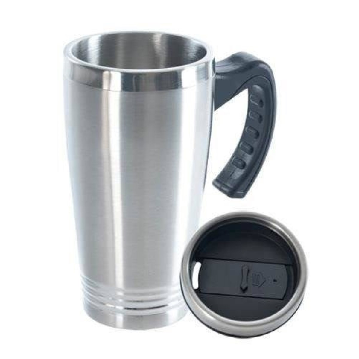 Una taza de viaje plateada con asa negra y tapa negra, sobre fondo blanco.