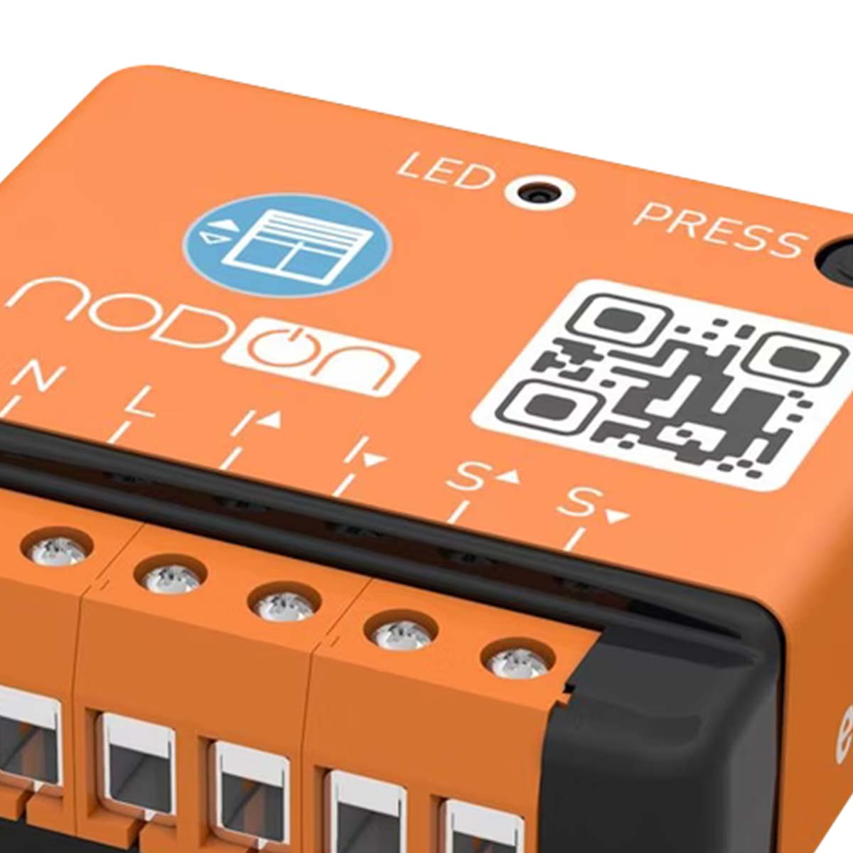 Dispositivo arancione con logo 'nodOn', codice QR e morsetti a vite.