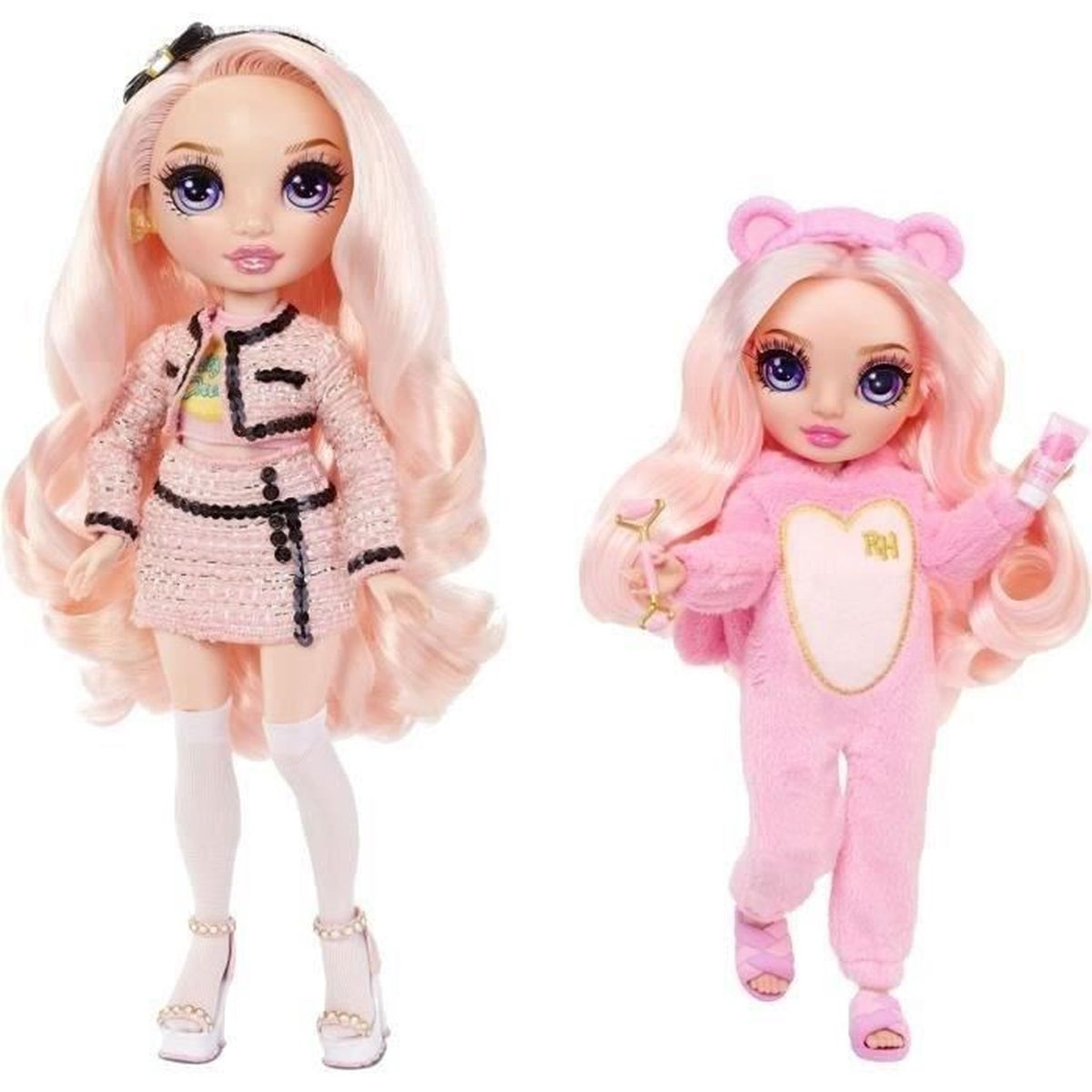 Due bambole alla moda con lunghi capelli rosa. Una indossa un completo rosa in tweed, l'altra un pigiama rosa a orso.